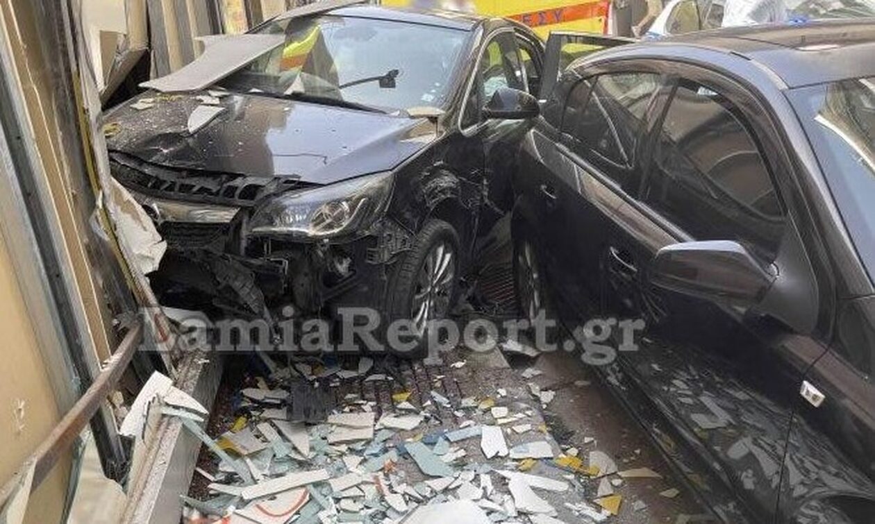 Λαμία: Απίστευτες εικόνες με αυτοκίνητο να «καρφώνεται» σε βιτρίνα μετά από τροχαίο