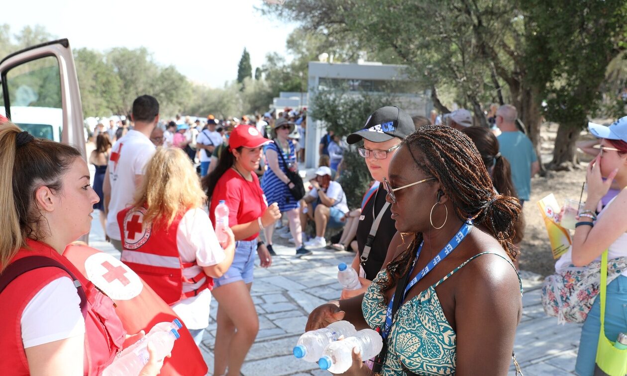 Καύσωνας «Κλέων»:  Περισσότερα από 500.00 μπουκαλάκια νερό μοίρασε ο Ερυθρός Σταυρός σε τουρίστες