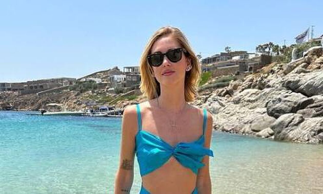 Κιάρα Φεράνι: Λέει «Ελλάδα, σε αγαπώ» από παραλία της Μυκόνου