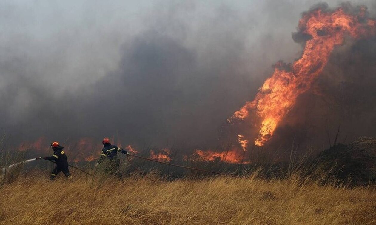 Φωτιά σε ξερόχορτα στα Καλύβια - Έκλεισαν δρόμοι