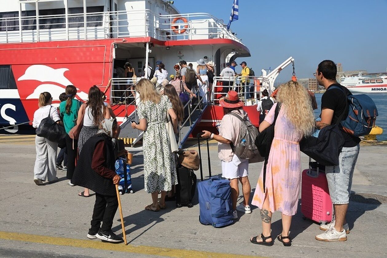 Κορυφώνεται η έξοδος των παραθεριστών:  Γεμάτα αναχωρούν τα πλοία από το λιμάνι του Πειραιά (vid)