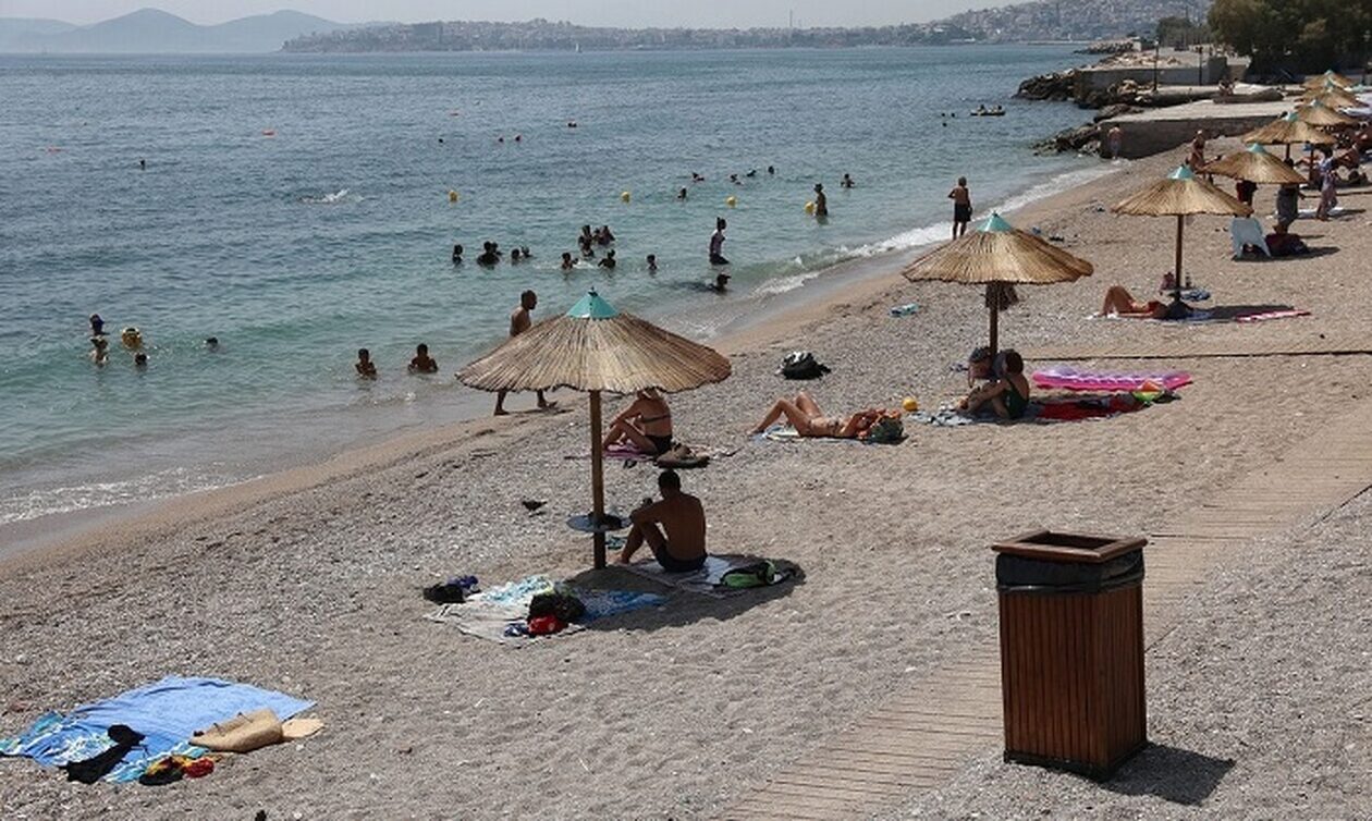 Από τα ξημερώματα στις παραλίες οι Αθηναίοι ψάχνουν για... ξαπλώστρες (vid)