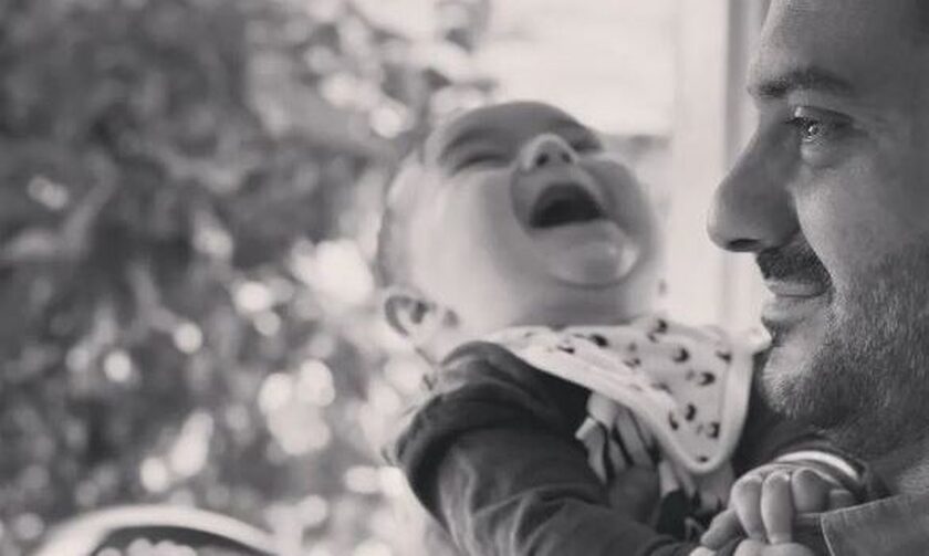 Λεωνίδας Κουτσόπουλος: Η φωτογραφία με τον 10 μηνών γιο του στη θάλασσα