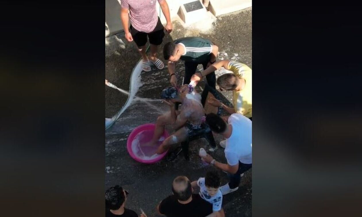 Ηράκλειο: Έδεσαν τον γαμπρό και τον έκαναν μπάνιο με λάστιχο, βούρτσες και αυγά στη μέση του δρόμου