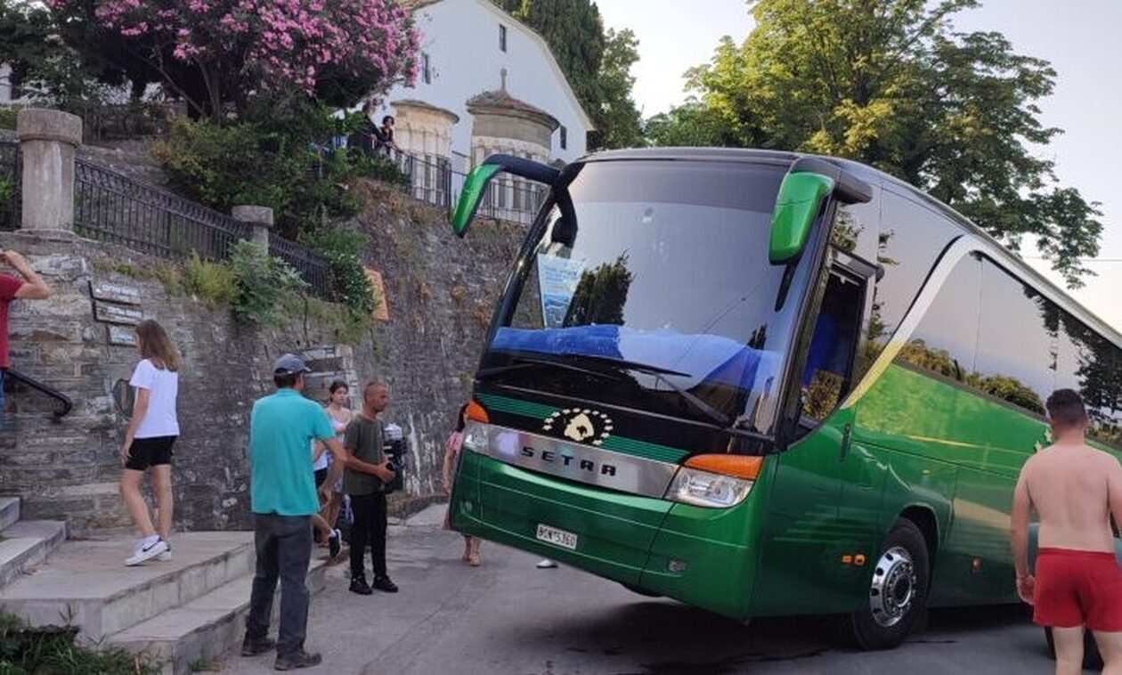 Πήλιο: Λεωφορείο του ΚΤΕΛ βρέθηκε στον αέρα – Προσπάθησε να στρίψει σε στενό