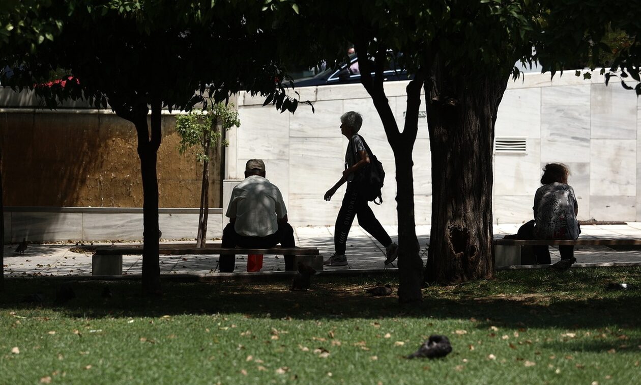 Καύσωνας: «Ανάσα» για τους αστέγους οι κλιματιζόμενοι χώροι - Στο πλευρό τους οι «street workers»