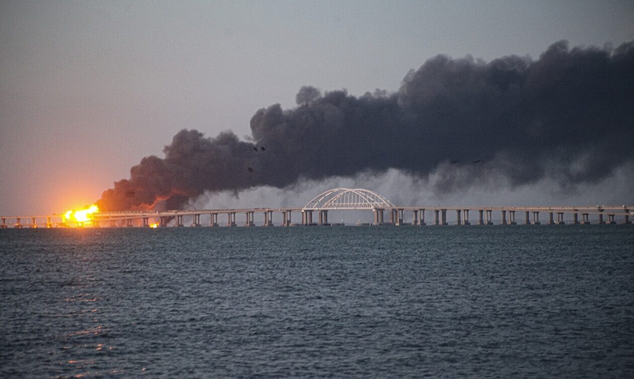 Οι Ουκρανοί βλέπουν «ρωσική προβοκάτσια» στην έκρηξη της γέφυρας της Κριμαίας