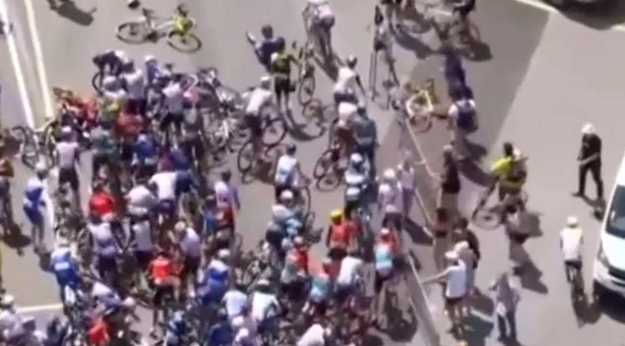Γύρος της Γαλλίας: Θεατής παρέσυρε 20 ποδηλάτες για να βγάλει... μια selfie