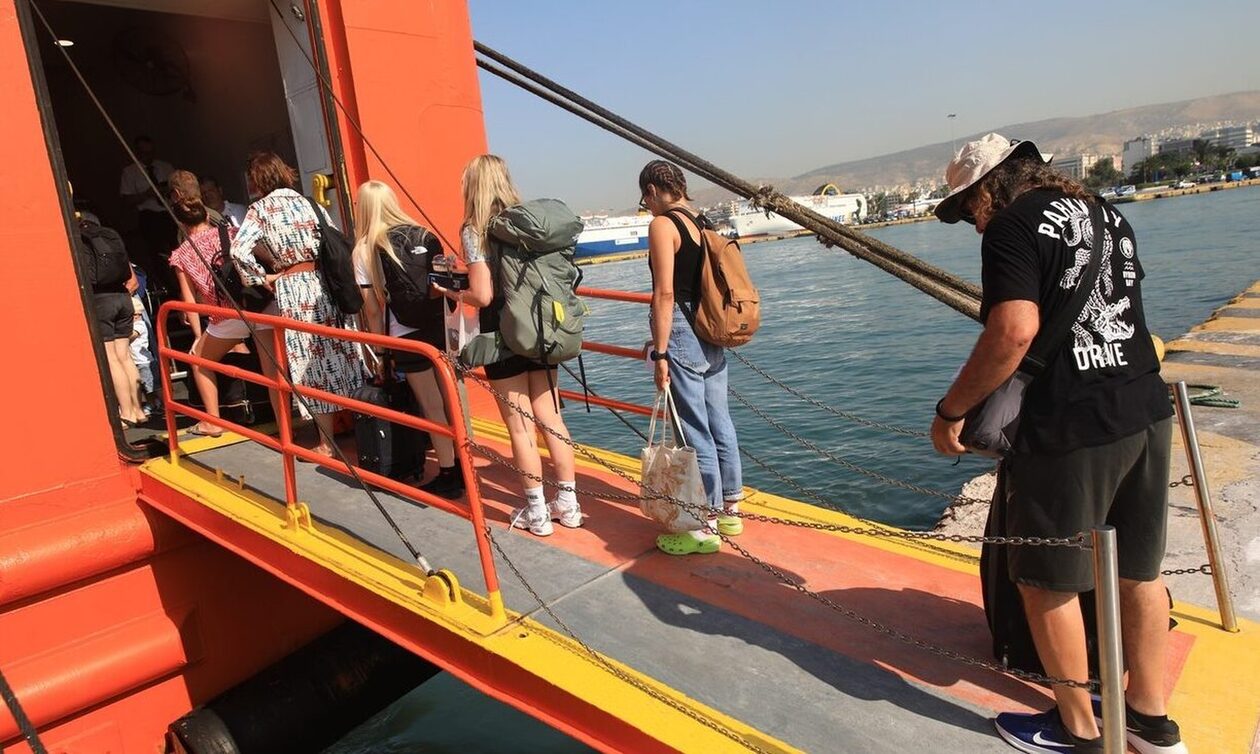 Το αδιαχώρητο στο λιμάνι του Πειραιά - Ανάσα δροσιάς στα νησιά αναζητούν οι αδειούχοι