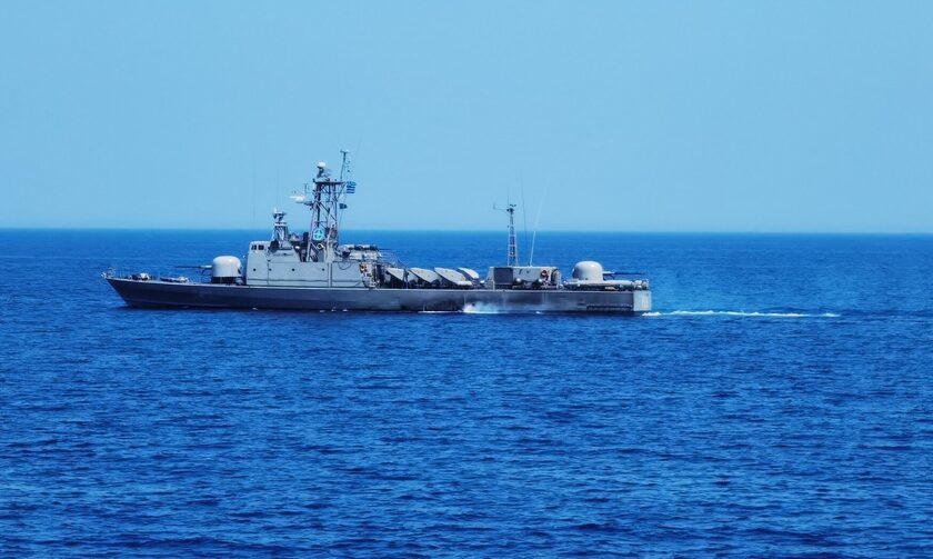 Άσκηση ελληνικών πολεμικών σκαφών με γερμανικό πλοίο υποστήριξης, ανοιχτά της Χίου