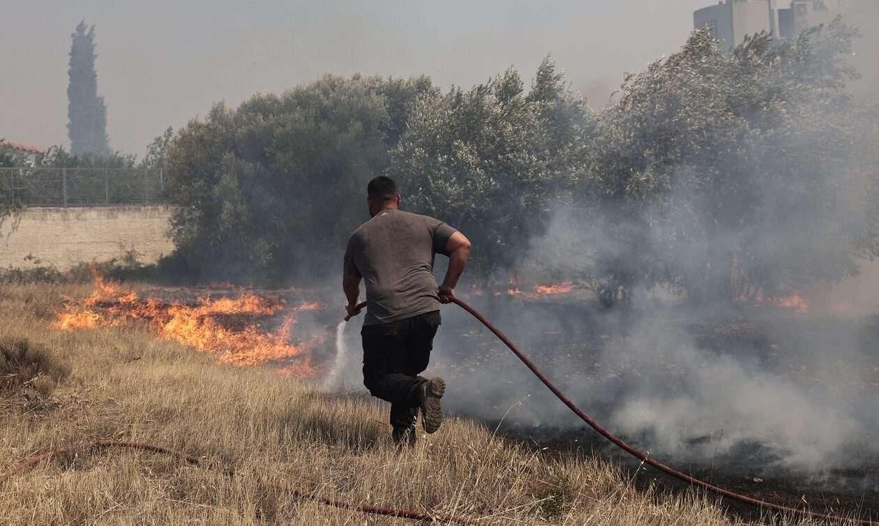 Φωτιά στη Σαρωνίδα: «Αποπνικτική η ατμόσφαιρα», λέει στο Newsbomb.gr ο αντιδήμαρχος