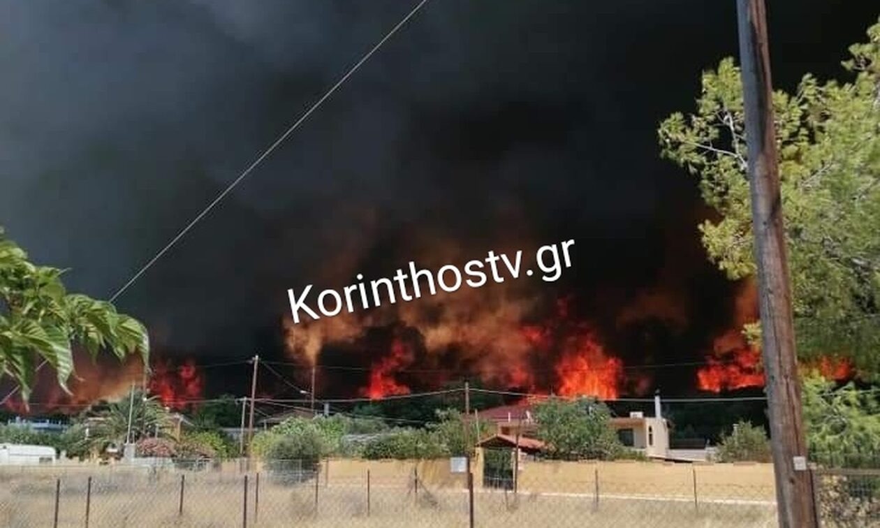 Φωτιά στο Λουτράκι: Καίγονται τα πρώτα σπίτια, μαίνεται ανεξέλεγκτο το «πύρινο μέτωπο»