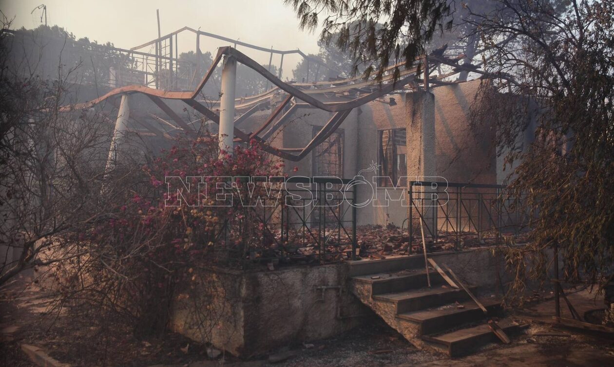 Λαγονήσι: Τυλίχθηκαν στις φλόγες τα πρώτα σπίτια - Βίντεο και φωτογραφίες από το σημείο