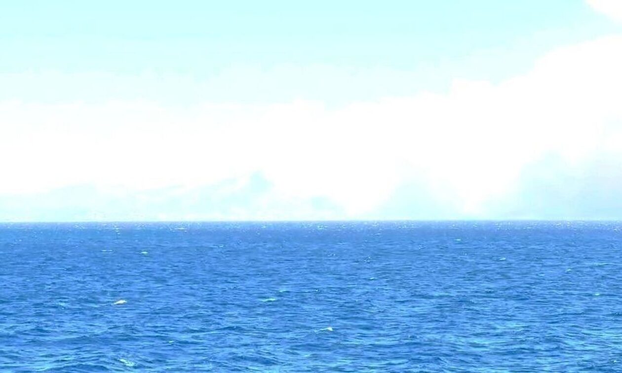 Φωτιά τώρα στον Κουβαρά: Πώς φαίνεται το πύρινο μέτωπο από τη θάλασσα