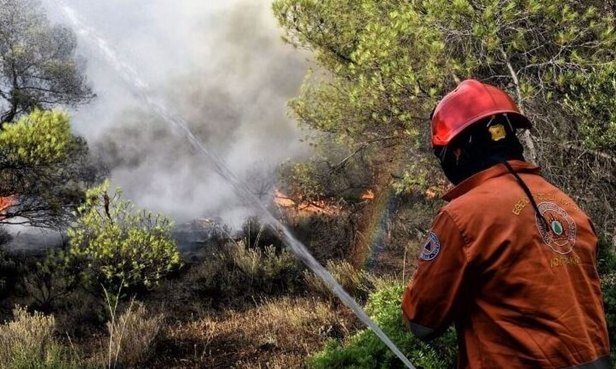 Φωτιά στο Λουτράκι: Εκκενώνεται το γηροκομείο «Ελπίς»