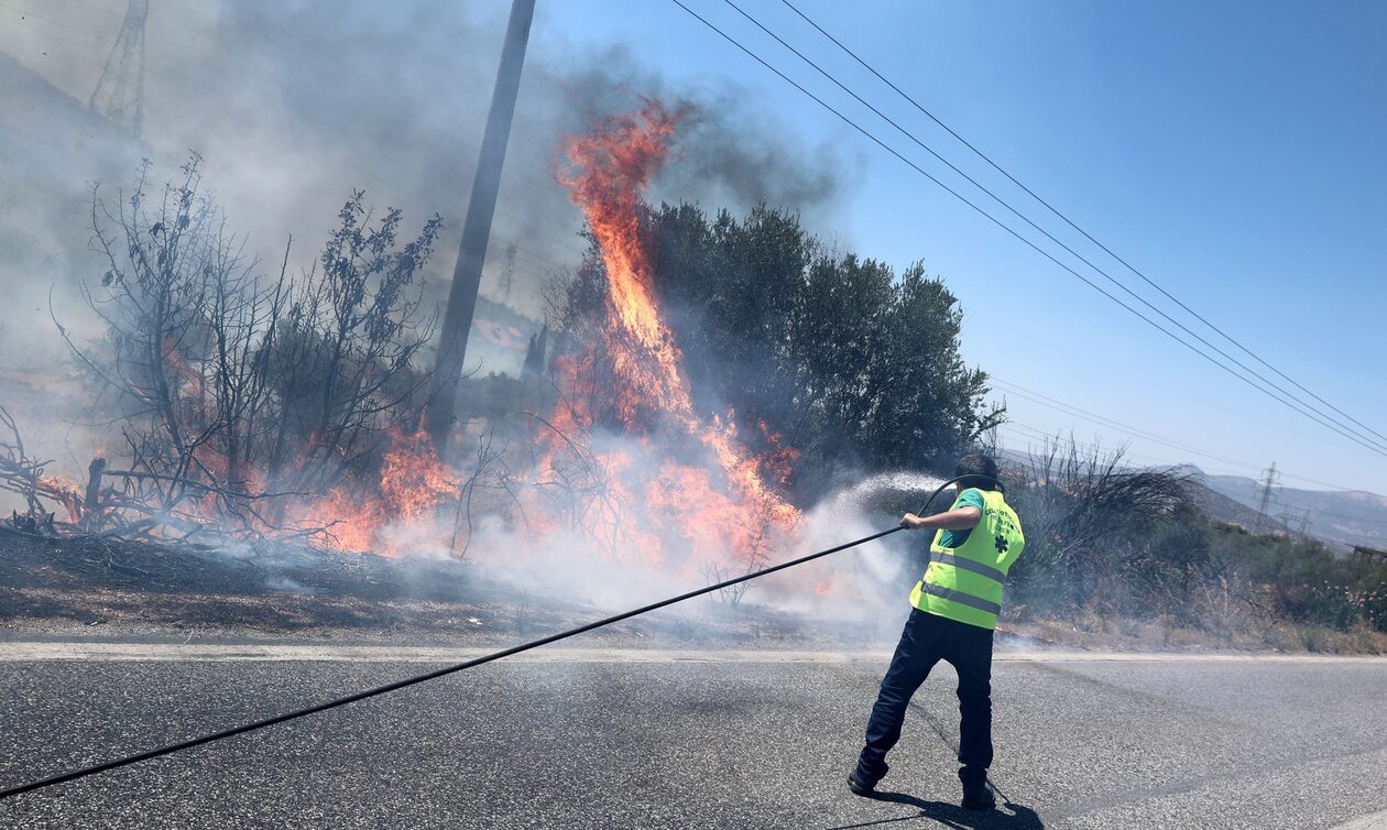 Φωτιά στο Λουτράκι: «Ανεξέλεγκτο το μέτωπο της πυρκαγιάς», λέει ο δήμαρχος στο Newsbomb.gr