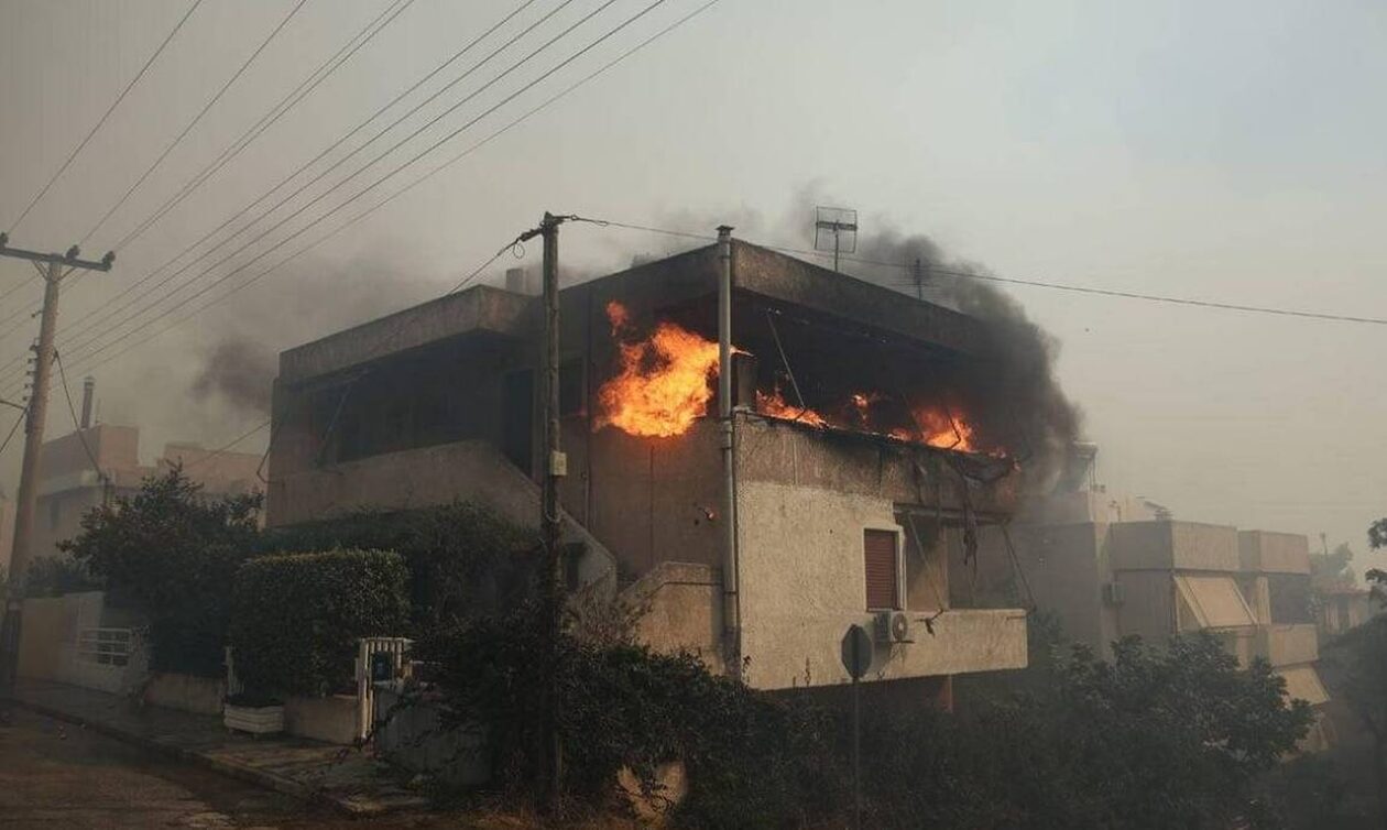 Κάηκαν σπίτια στη Σαρωνίδα από τη φωτιά - Εικόνες καταστροφής