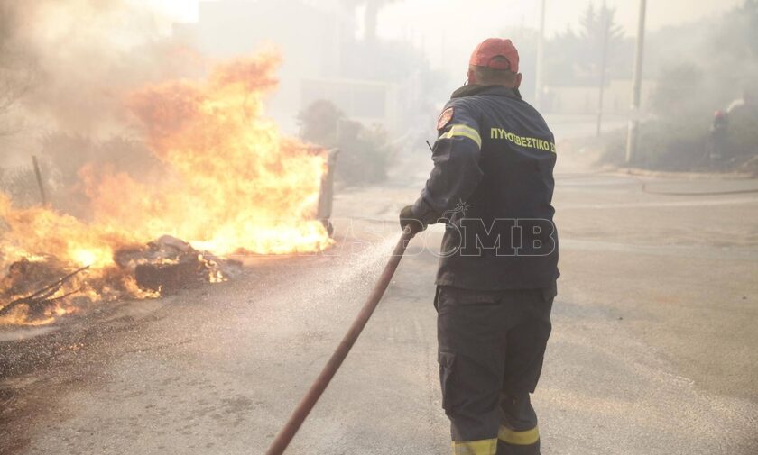 Φωτιά στη Σαρωνίδα: Συγκλονιστικές εικόνες από την πύρινη λαίλαπα