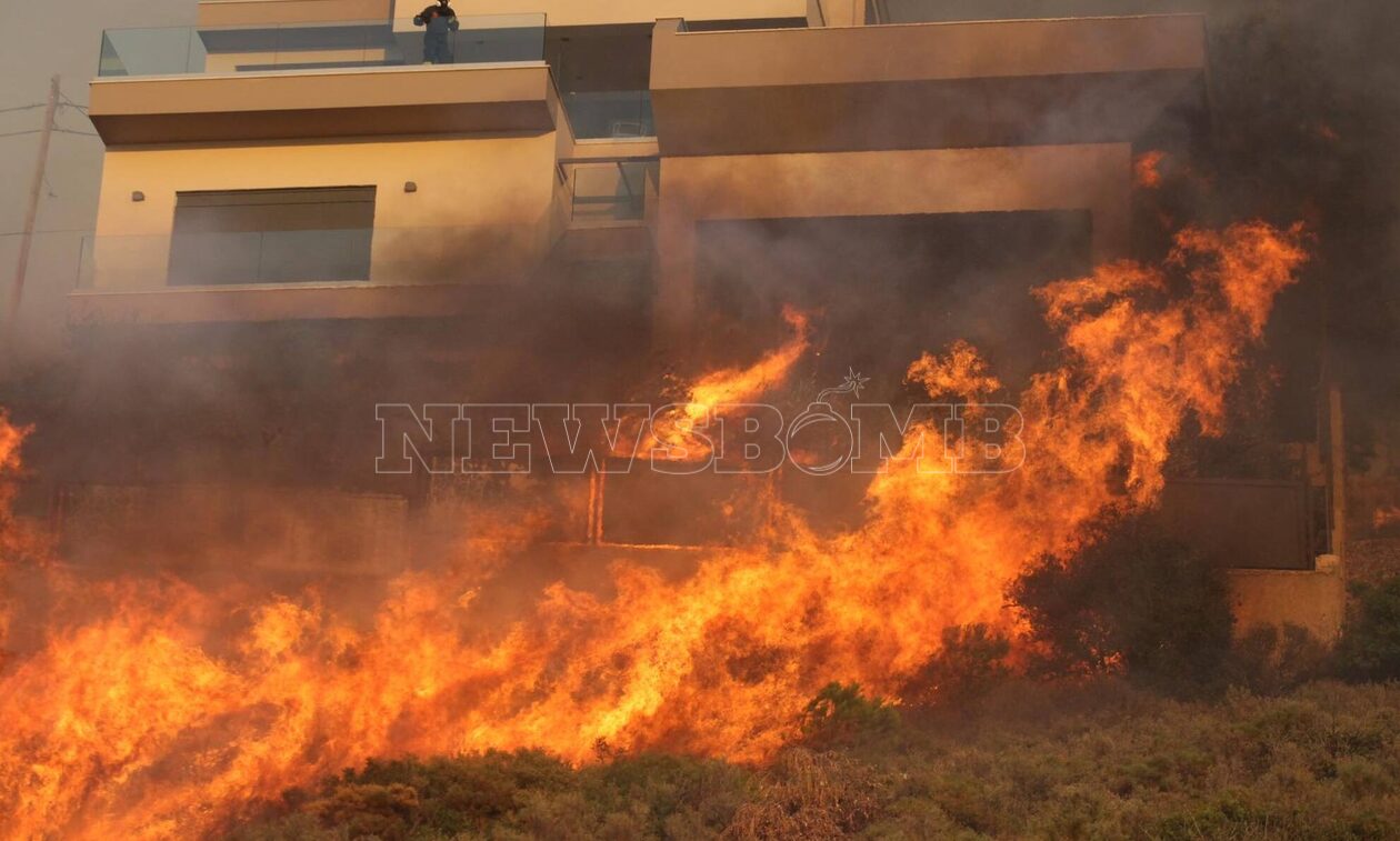 Φωτιά τώρα: Στις αυλές των σπιτιών οι φλόγες στη Σαρωνίδα - Φωτογραφίες