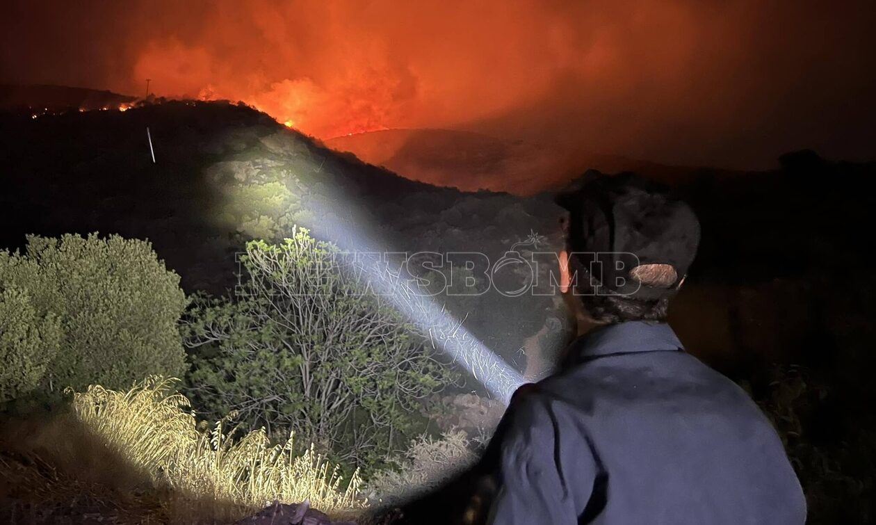 Φωτιά στη Σαρωνίδα: Μεγάλη η μάχη με τις φλόγες τη νύχτα - Συγκλονιστικές φωτογραφίες