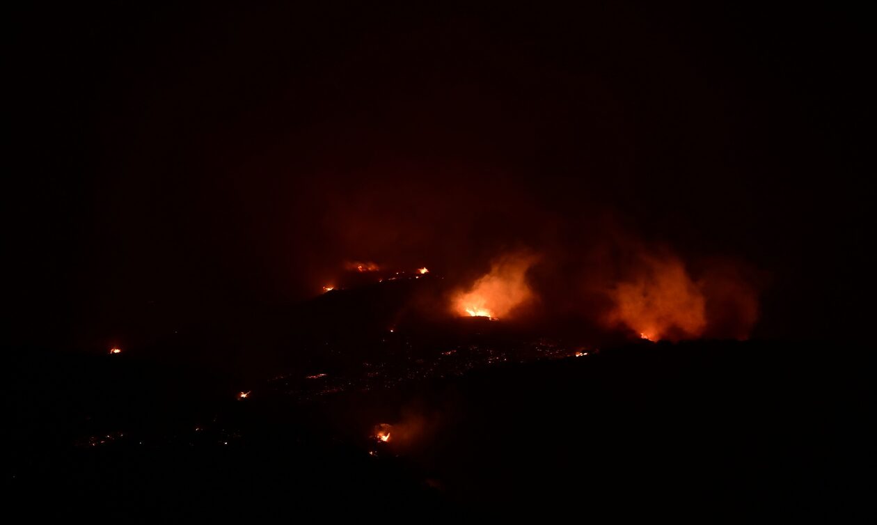 Φωτιά τώρα: Επικίνδυνο το μέτωπο στα Δερβενοχώρια – Φόβοι για την Πάρνηθα