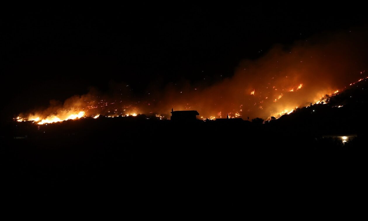 Φωτιά στη Βοιωτία: Δύσκολη η κατάσταση στα Δερβενοχώρια – Μήνυμα από το 112 στους κατοίκους