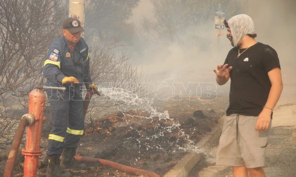 Φωτιά στη Σαρωνίδα: «Στάχτη πάνω από 30.000 στρέμματα», λέει ο δήμαρχος Λαυρεωτικής