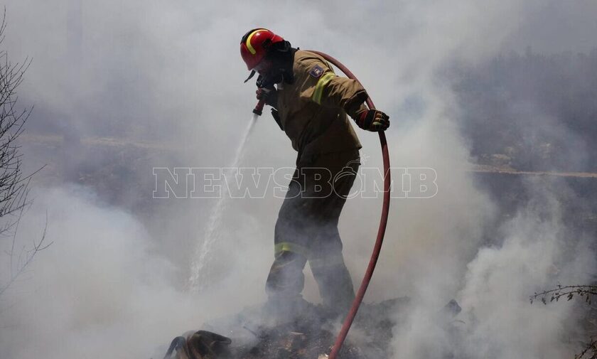 Έκτατη ενημέρωση Πυροσβεστικής: Μαίνεται η πυρκαγιά στα Δερβενοχώρια