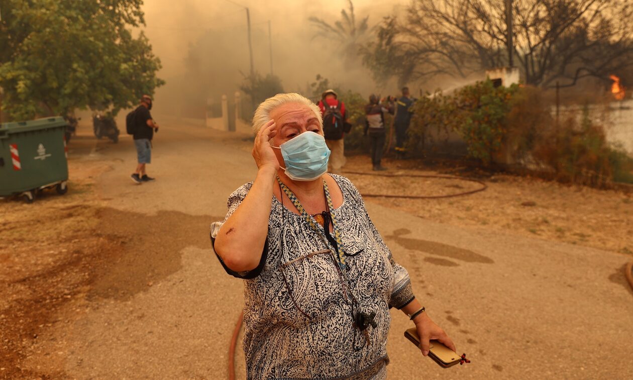 Φωτιά τώρα: Η απόγνωση μιας γυναίκας μέσα από αυτές τις δύο φωτογραφίες