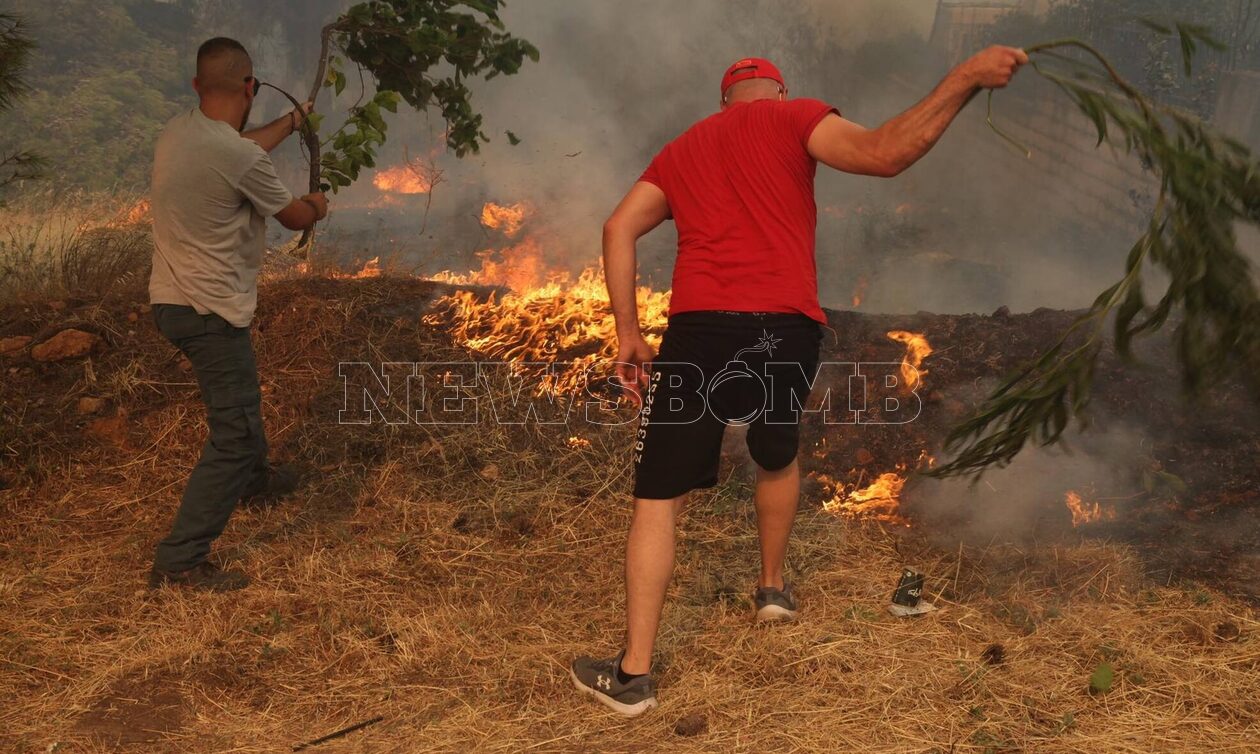 Ρεπορτάζ Newsbomb.gr: Συγκλονιστικές εικόνες από τη Μάνδρα - Μάχη με τις φλόγες πόρτα-πόρτα