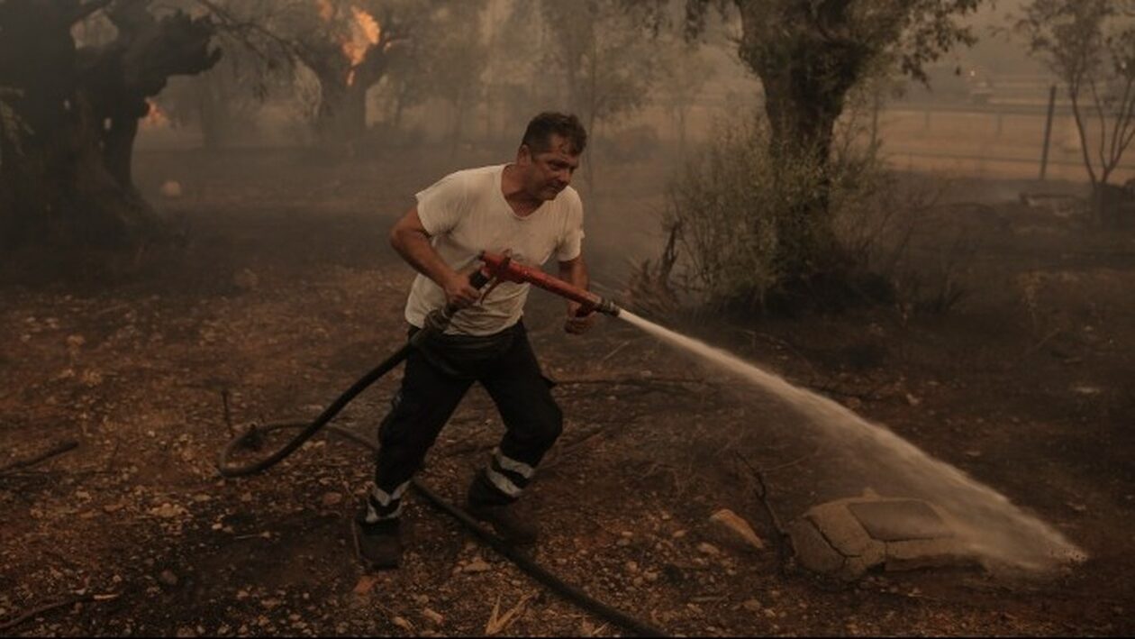 Φωτιά τώρα στη Μάνδρα: Άνδρας λυγίζει βλέποντας το καμμένο σπίτι του (vid)