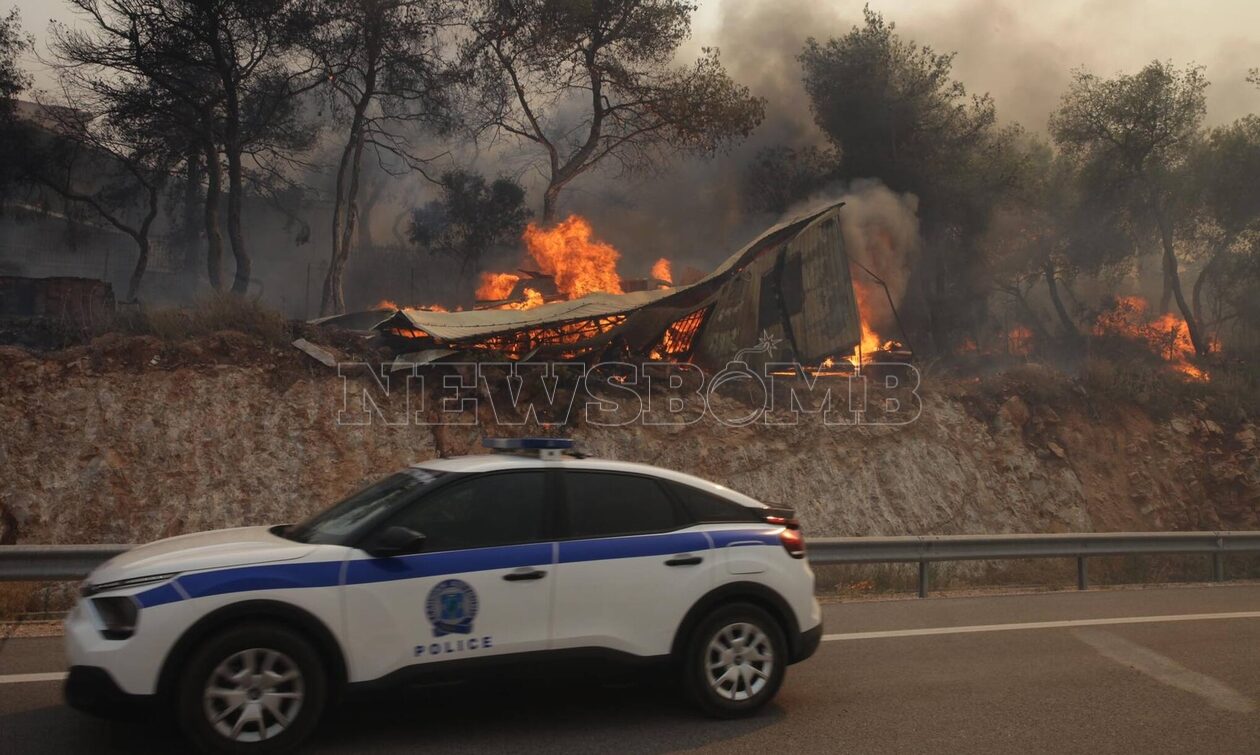 Κυκλώνει οικισμούς η φωτιά στα Δερβενοχώρια - Συνεχείς οι αναζωπυρώσεις