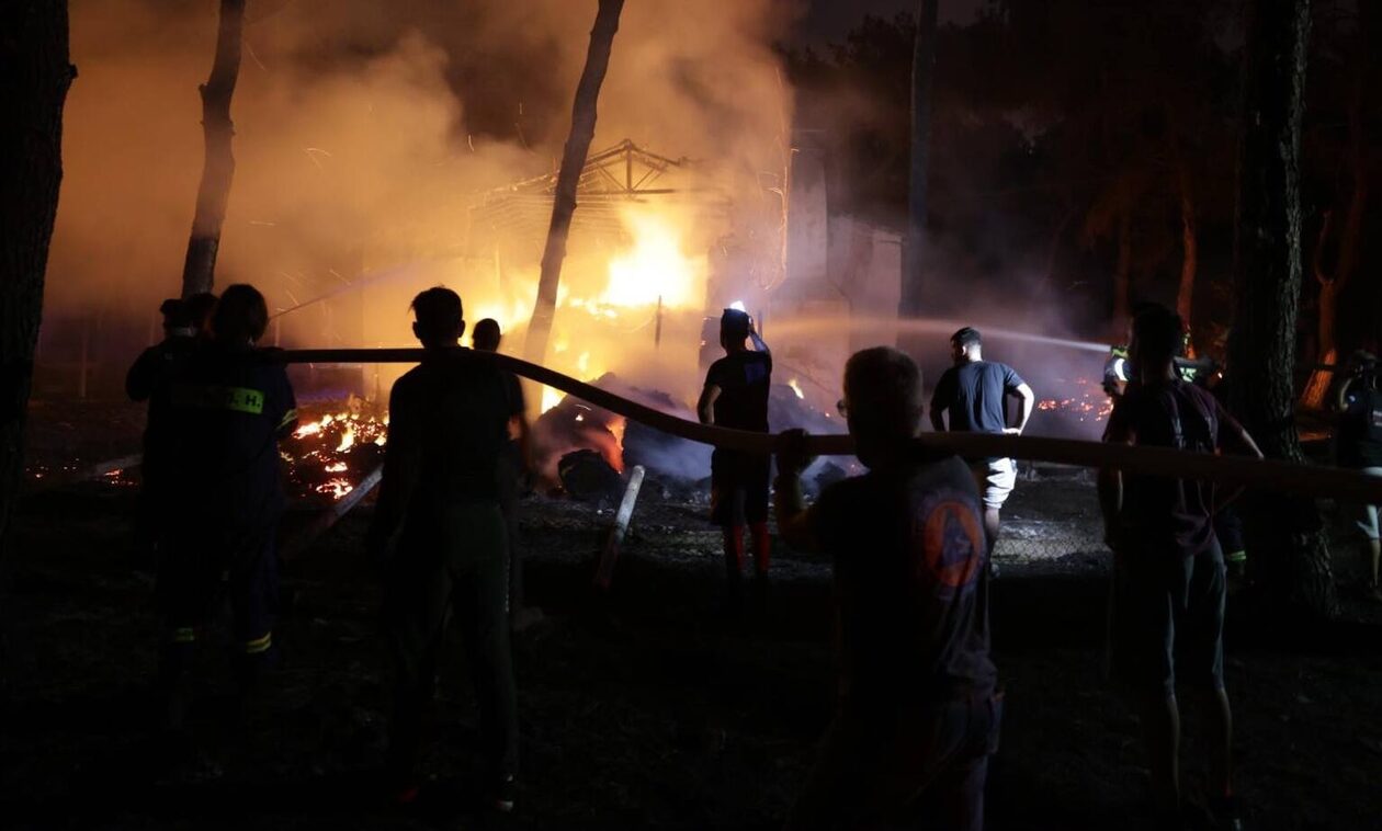 Φωτιά στη Μάνδρα: Κάτοικοι και πυροσβέστες παλεύουν με τις φλόγες τη νύχτα - Συγκλονίζουν οι εικόνες