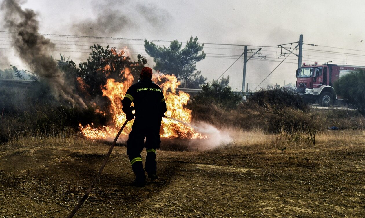 Φωτιά σε Μάνδρα, Λουτράκι και Νέα Πέραμο - Παράλληλα με την Εθνική η πυρκαγιά