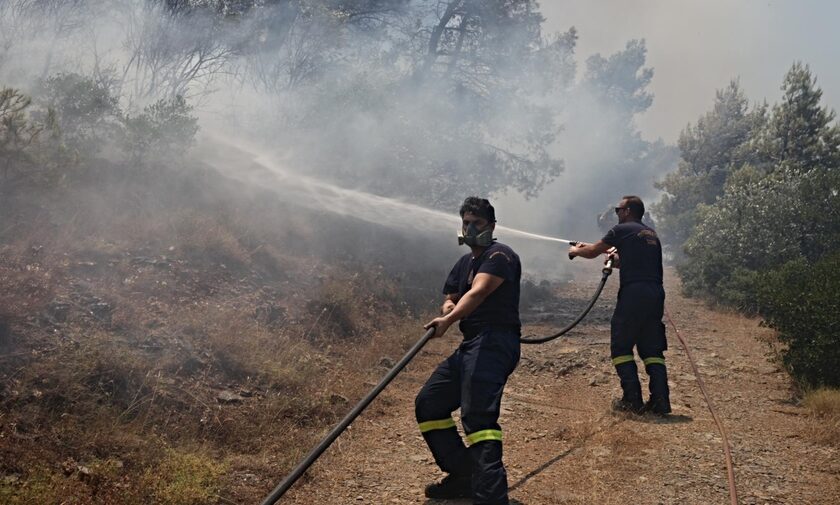 Φωτιά στο Λουτράκι: Μεγάλες αναζωπυρώσεις, το «πύρινο μέτωπο» κινείται προς Ίσθμια