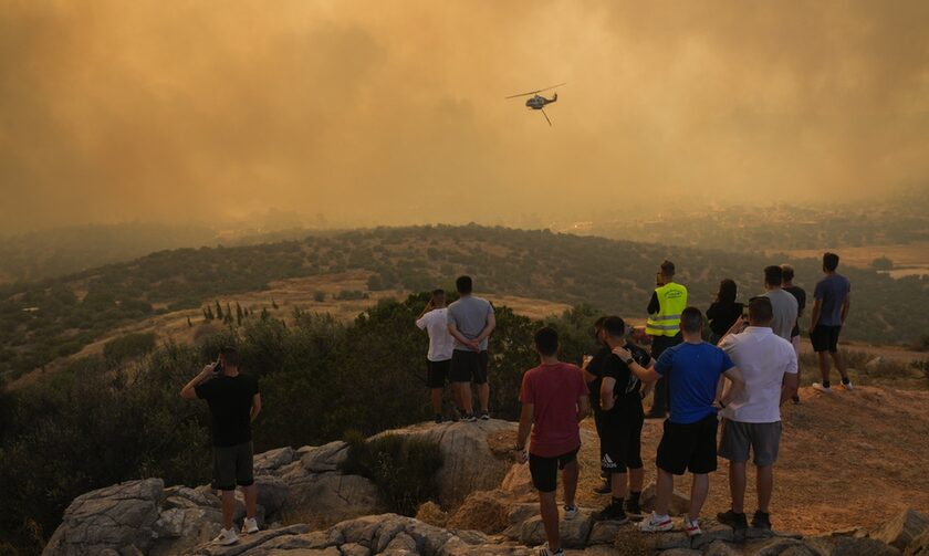 Eικόνες καταστροφής από τις πυρκαγιές στην Ελλάδα