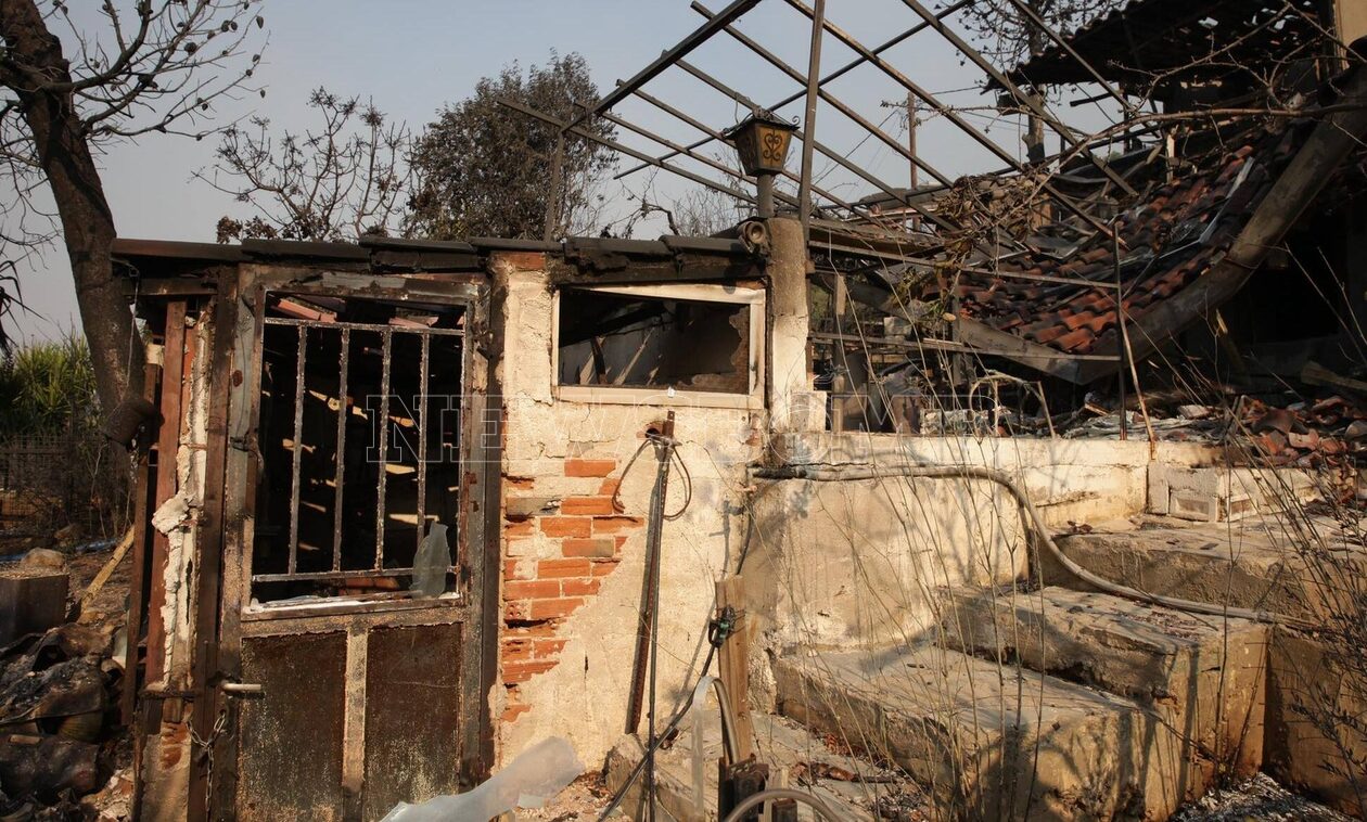 Φωτιά στη Βλυχάδα: Έχουν καεί σπίτια, σβήνουμε μόνοι μας τα «καντηλάκια», λέει κάτοικος