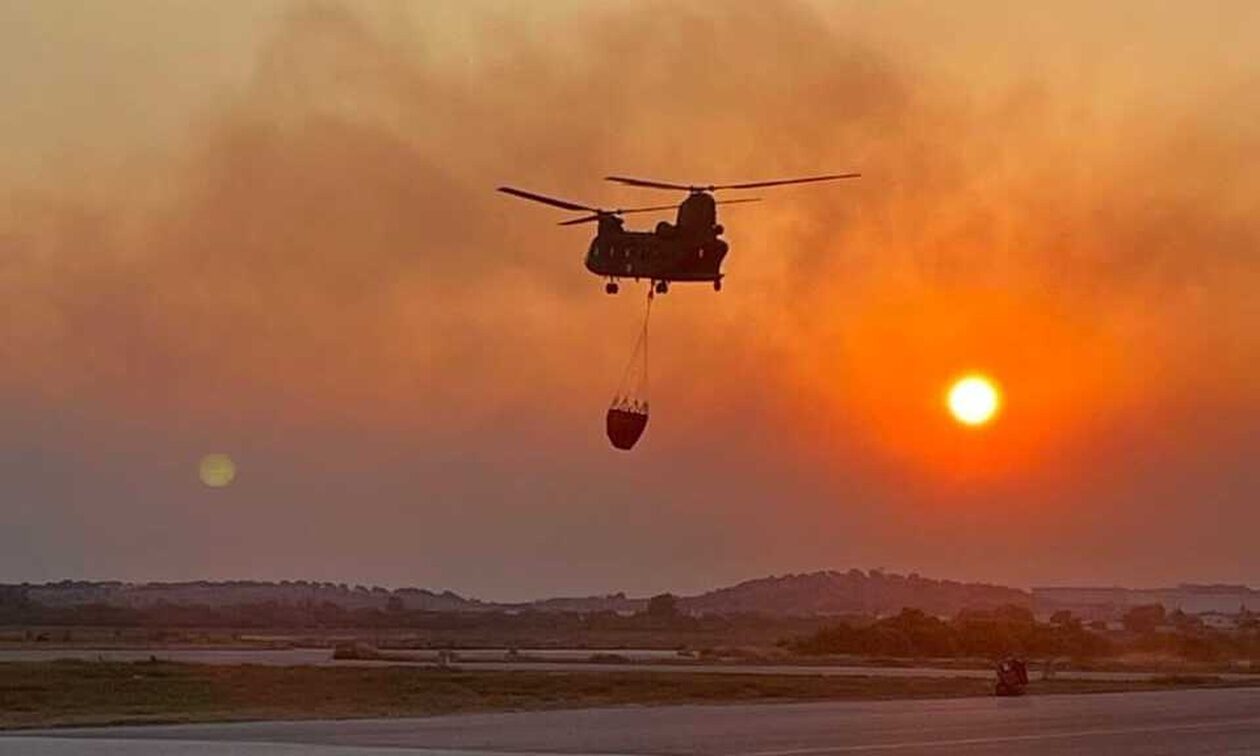 Φωτιά στα Δερβενοχώρια: Συγκλονιστικά πλάνα από τα Chinook που επιχειρούν στο μέτωπο της πυρκαγιάς