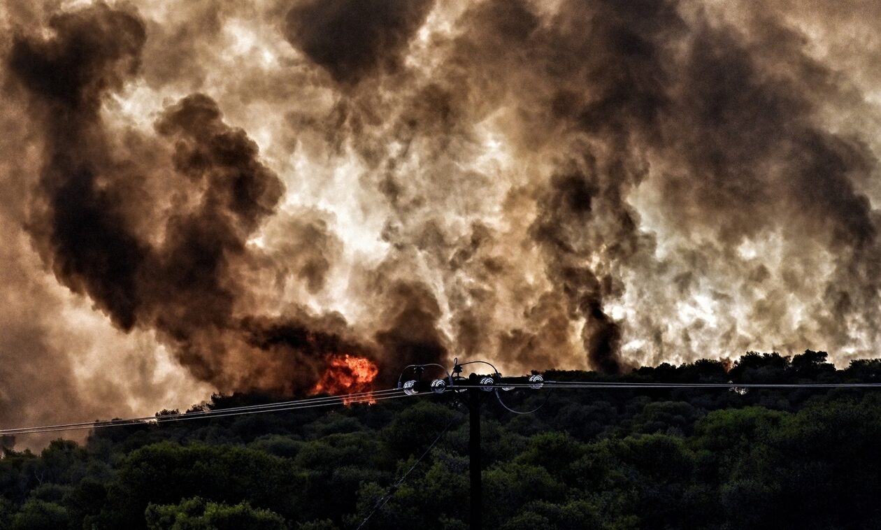 Φωτιά στη Νέα Πέραμο: Οι φλόγες πλησιάζουν τα πρώτα σπίτια – Μεγάλη αναζωπύρωση