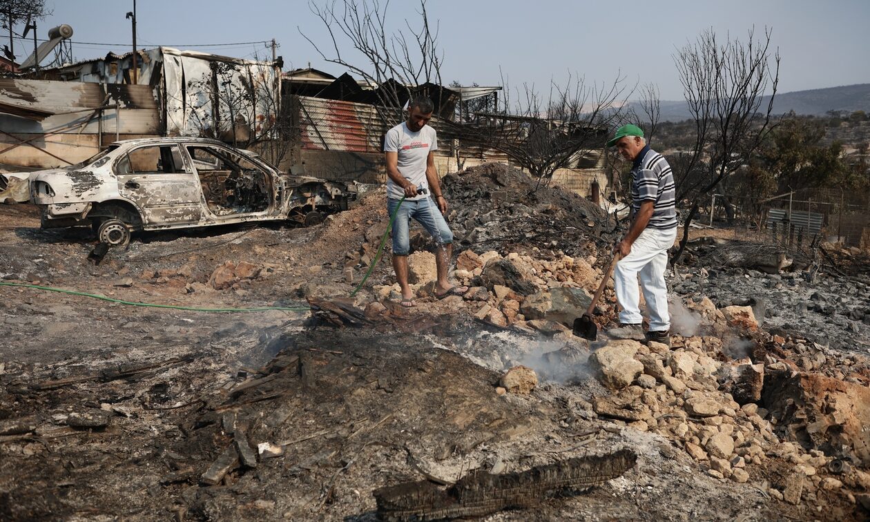 Φωτιά τώρα: Αποκαρδιωτική η εικόνα της επόμενης μέρας στη Μάνδρα - Μετρούν πληγές οι κάτοικοι