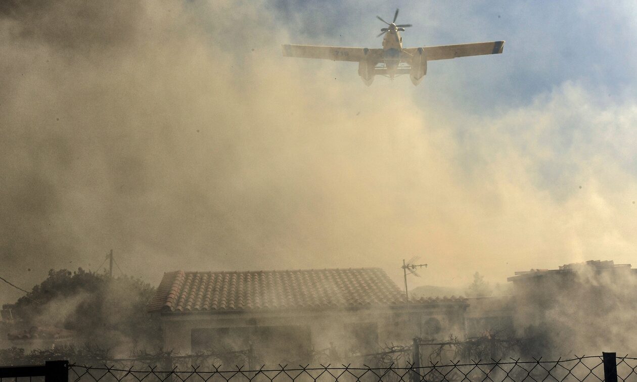 Φωτιά στη Μάνδρα: Οι αστυνομικοί έχουν εντολή να μεταφέρουν ακόμα και στις πλάτες τους κατοίκους