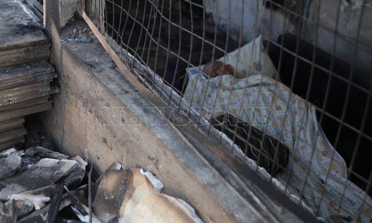 Μάνδρα: Σπαρακτικές οι εικόνες της επόμενης ημέρας – Κάτοικος κοιμήθηκε πάνω στο καμένο του σπίτι