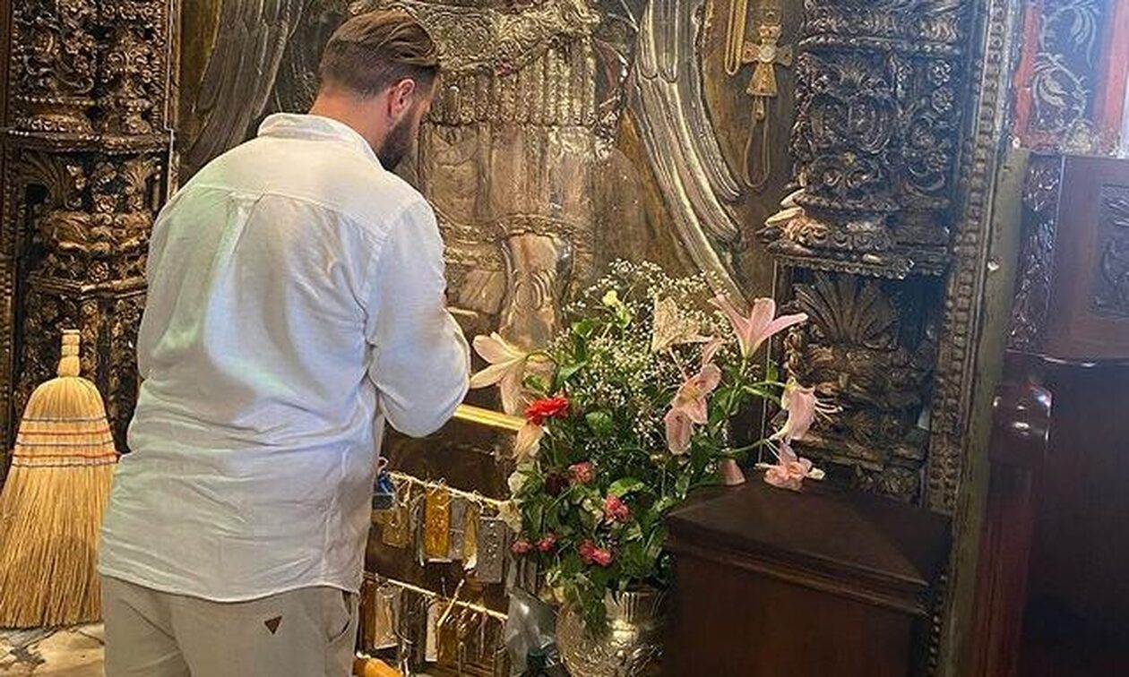 Ηλίας Βρεττός: Προσεύχεται γονατιστός, ανήμερα της ονομαστικής του εορτής - Η ανάρτηση στο Instagram