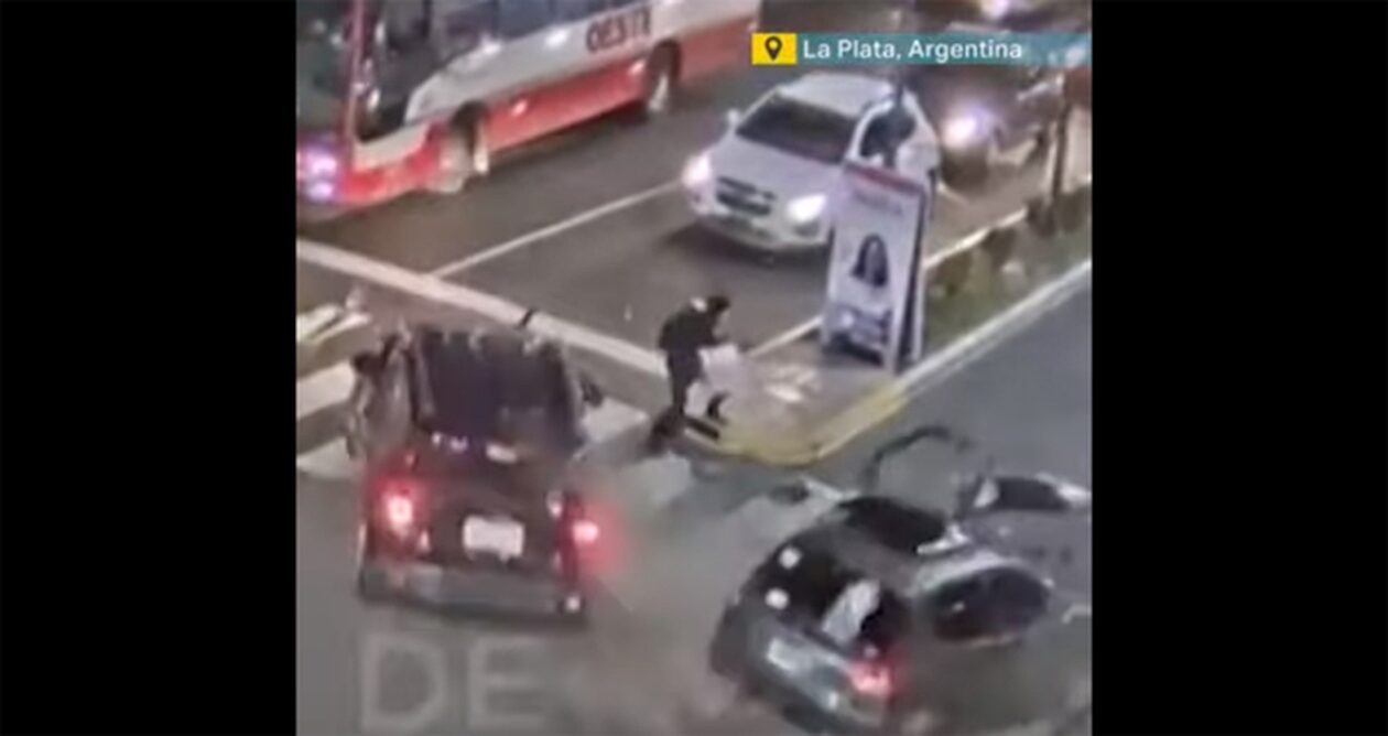 «Θαύμα» σε τροχαίο στην Αργεντινή: Γυναίκα επέζησε ανάμεσα σε αυτοκίνητα που συγκρούστηκαν