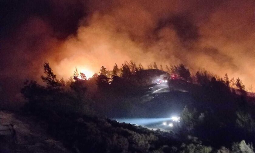 Φωτιά στη Ρόδο: Μάχη για να μην περάσει το μέτωπο της πυρκαγιάς στα Λάερμα