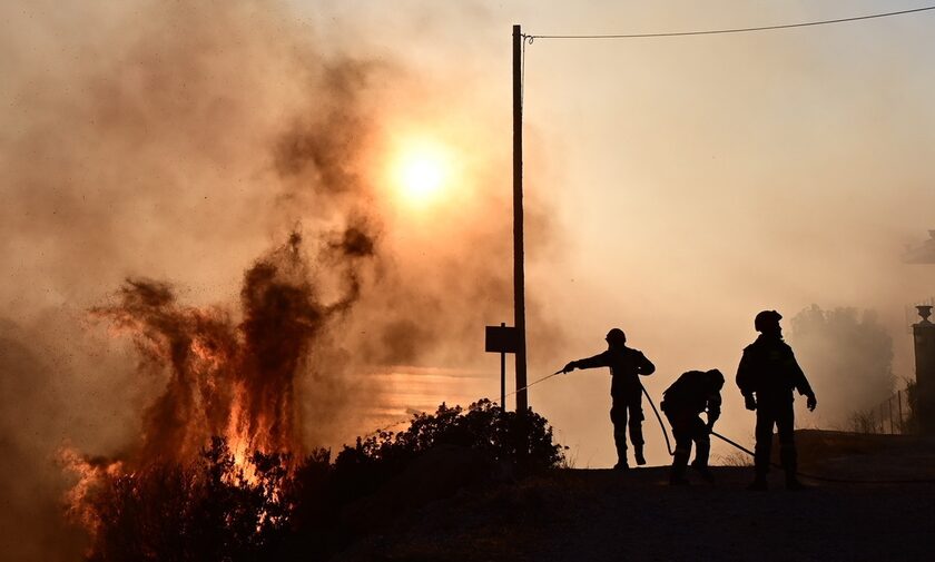 Φωτιές: Σε επιφυλακή για αναζωπυρώσεις σε Δυτική Αττική και Λακωνία – Δύσκολο το μέτωπο στη Ρόδο