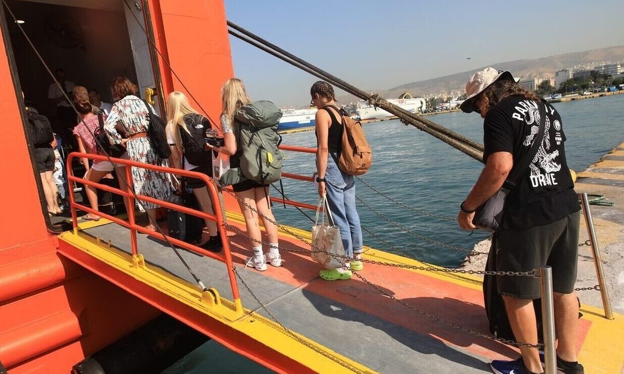 Το αδιαχώρητο στα λιμάνια του Πειραιά και της Ραφήνας - Ξεκίνησε η μεγαλη έξοδος
