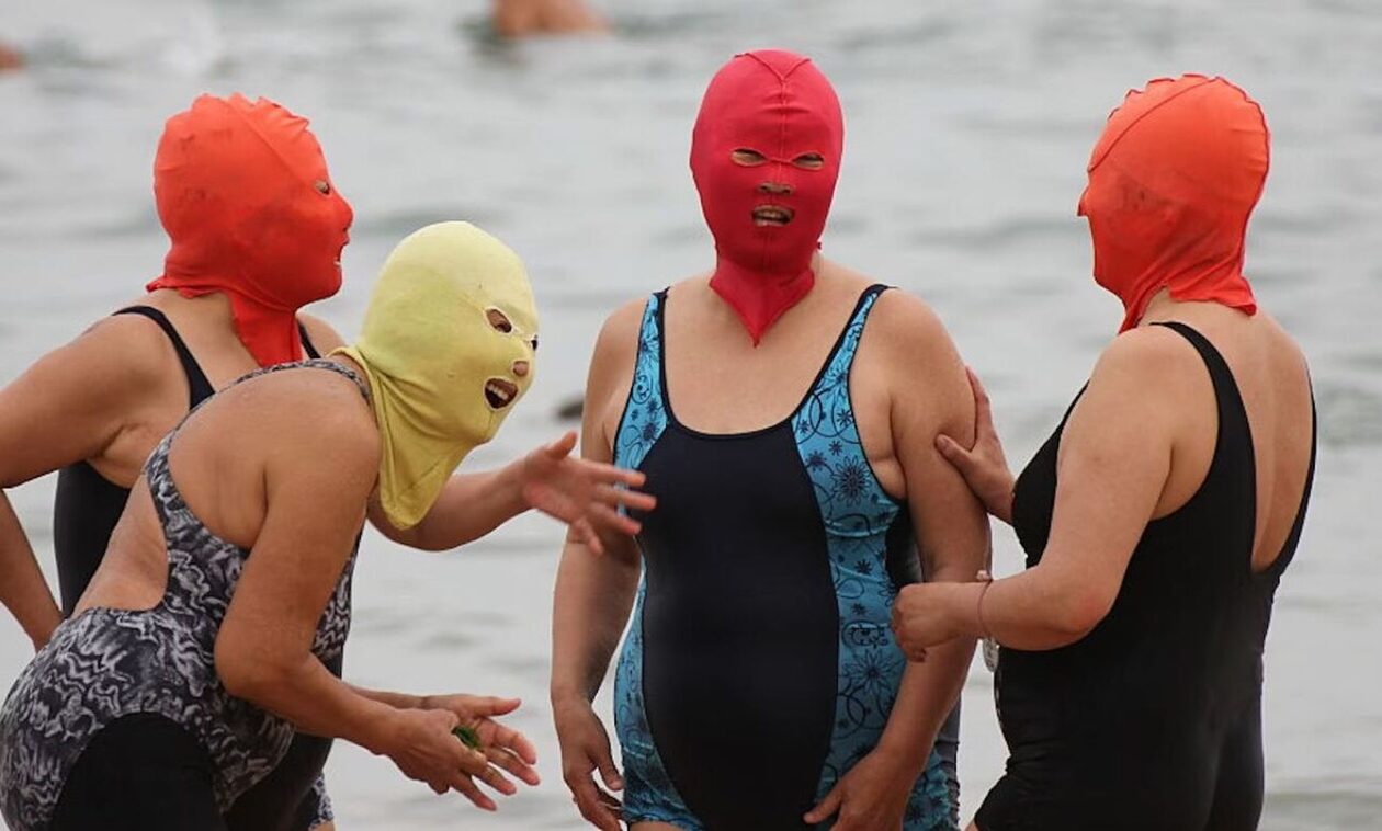 Κίνα: Η τελευταία λέξη της μόδας εν μέσω καύσωνα... είναι τα oι μάσκες παραλίας - Ρεκόρ πωλήσεων