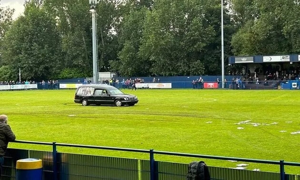Αγγλία: Απίστευτο! Νεκροφόρα διέκοψε αγώνα ποδοσφαίρου – Έκανε «ντόνατς» μέσα στο γήπεδο (videos)
