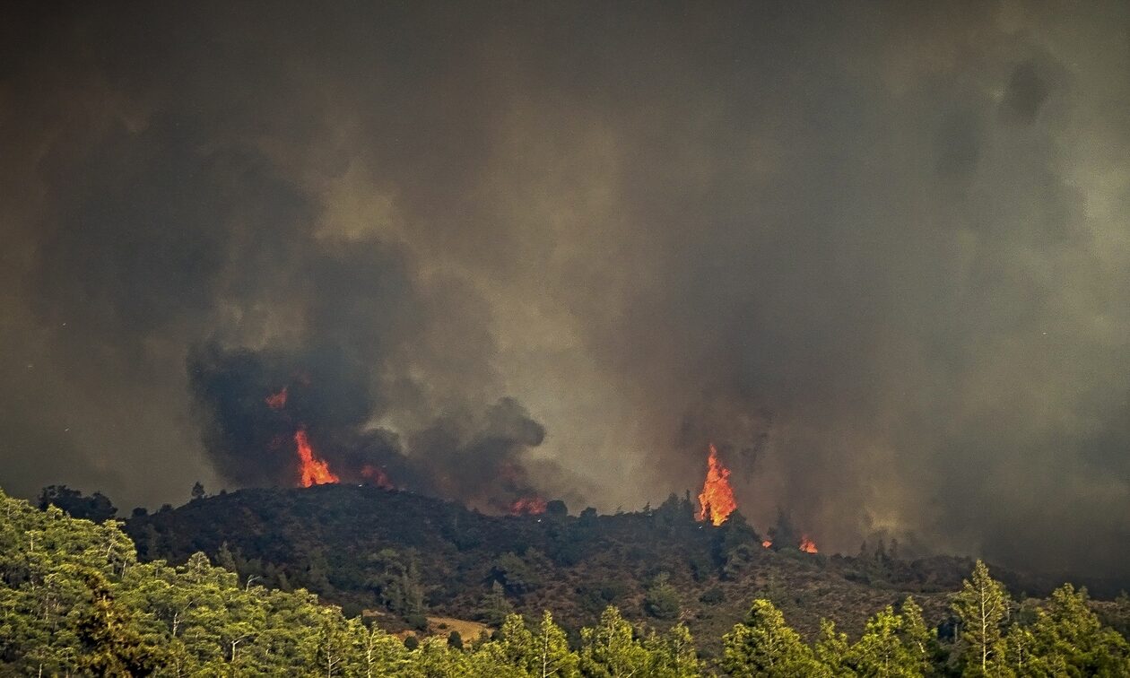 Φωτιά – Ρόδος: Νέο μήνυμα του «112» για εκκένωση οικισμών – Πού υπάρχουν διακοπές ρεύματος
